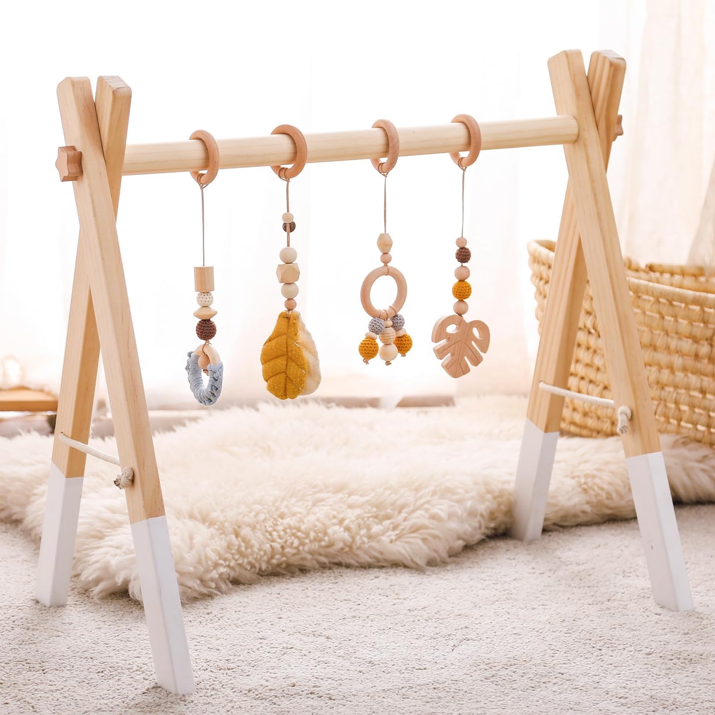 Koka bērnu aktivitāšu arka Promise Babe, baby gym, jaundzimušo rotaļu arka, dzelteni piekarināmi piekariņi, noņemams dizains, koka spēļu arka bērniem