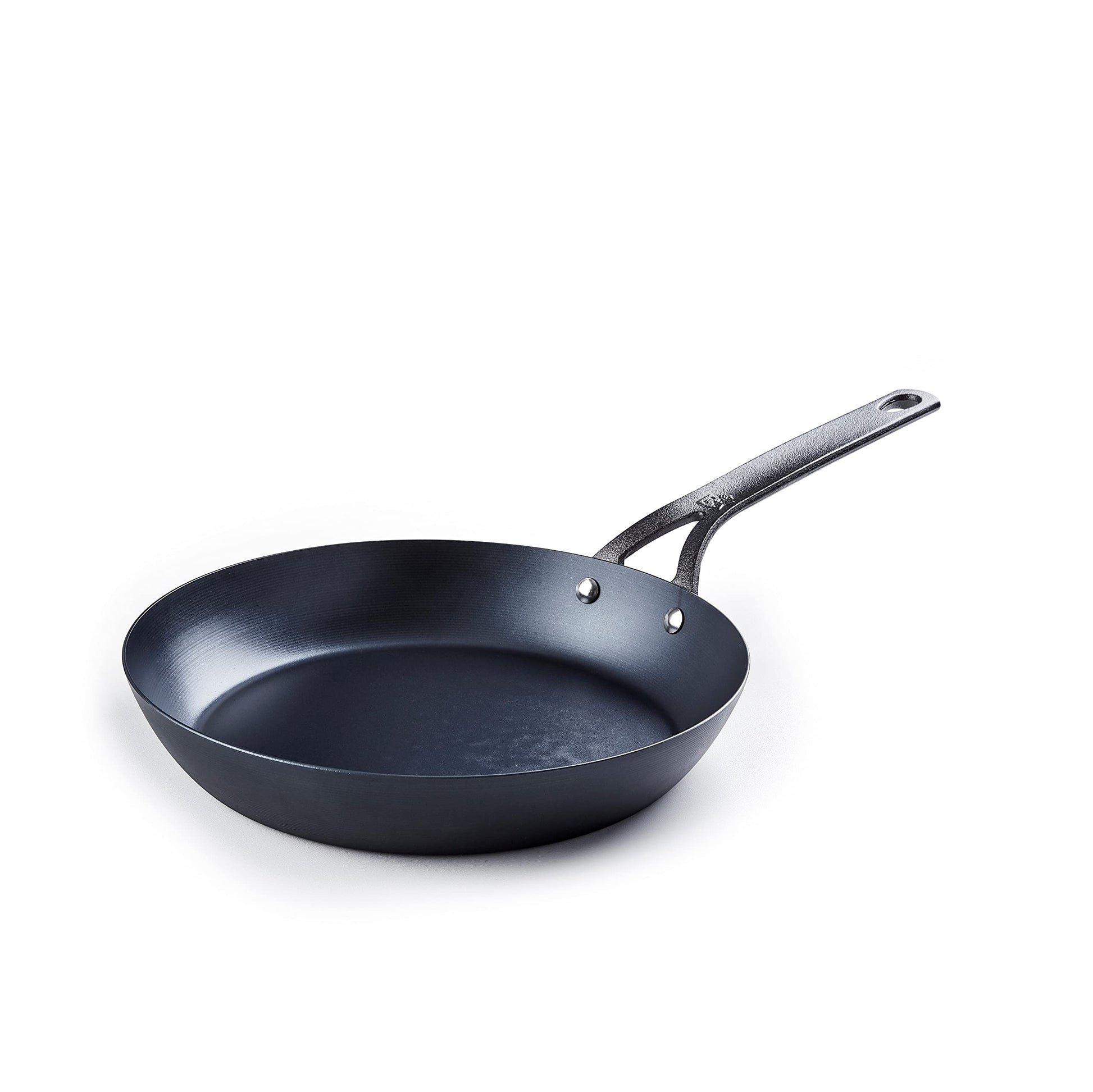 BK Black Steel 26 cm panna - oglekļa tērauds, indukcijai, cepeškrāsnī, grilēšanai līdz 350°C, izturīga un profesionāla.