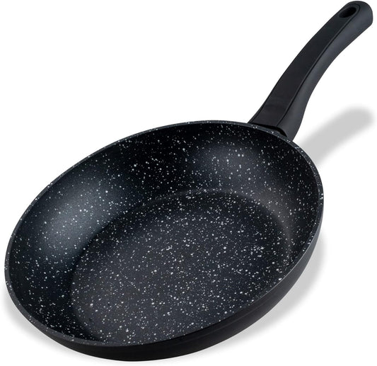 Fackelmann cepamā panna Marble 24 cm - pretpiedeguma, 90% pārstrādāta alumīnija, ergonomisks rokturis, antracīta/balta.