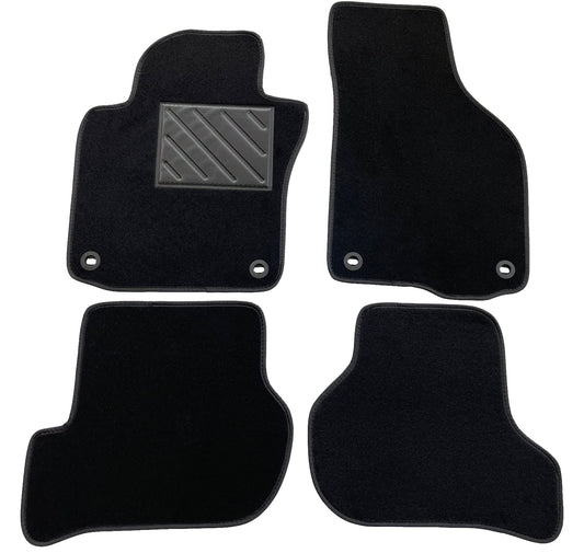 Paklājiņi Golf 5-6, ovāla poga, precīzi pielāgoti, neslīdoši, papēža aizsargi no pastiprināta gumijas.