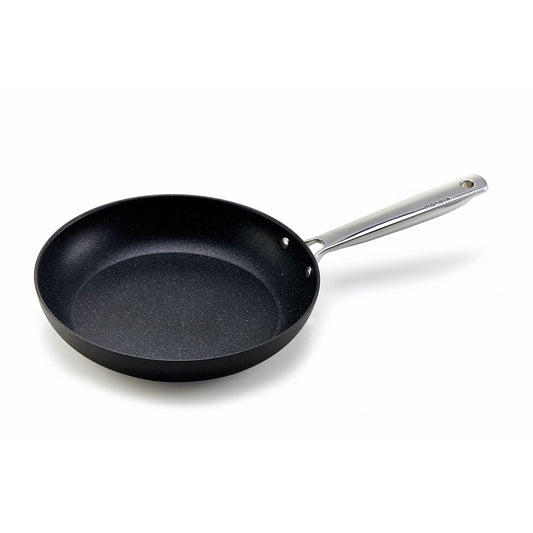 Armonia 30 cm alumīnija panna - nelipīgs pārklājums, piemērota visiem plīts veidiem, tērauda rokturis, ražota Itālijā.