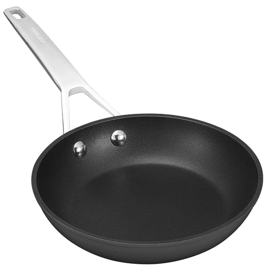 MSMK maza olu panna - 24 cm titāna un keramikas nelīpoša, droša indukcijai, izturīga pret skrāpējumiem, cepeškrāsnī droša līdz 700°F.