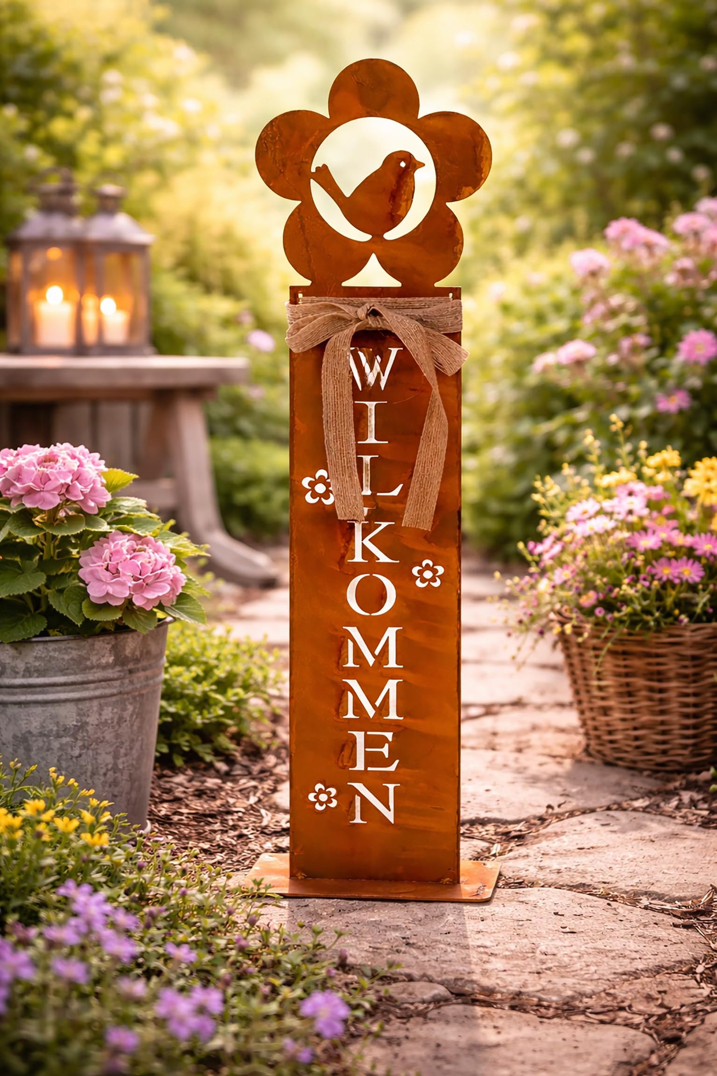 Dārza zīme KAMACA Willkommen metāla rūsas efekts 58 x 15 cm – dekoratīva kolonna un dārza iesmu zīme vintage stilā – metāla plāksne ar putniņu un lentīti – laikapstākļiem izturīga dārza dekorācija ieejai, dobei, balkonam un terasei