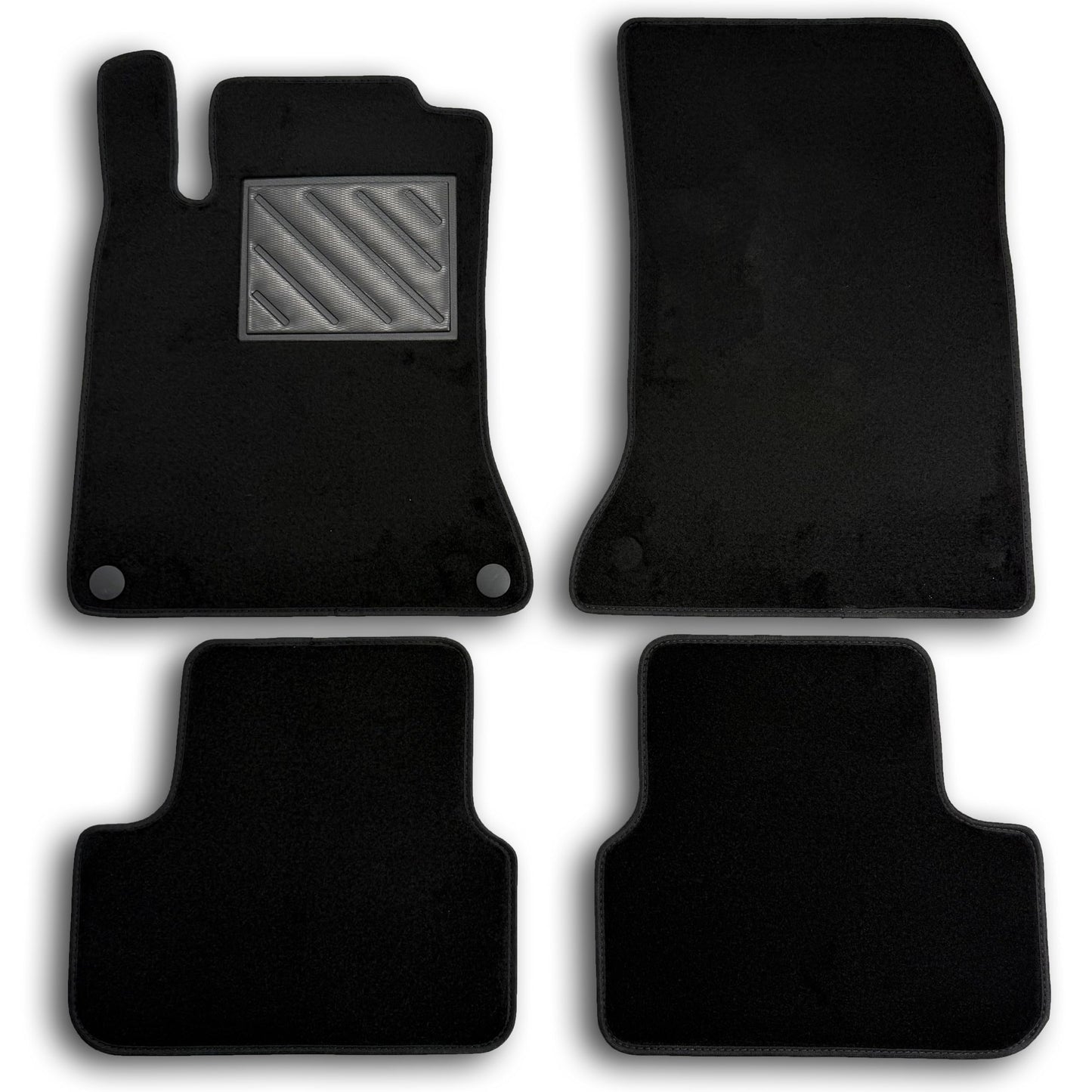 Mercedes CLA klase 2013- un GLA X156 no 2014 - precīzi paklāji ar pastiprinātu gumijas papēža aizsardzību un stiprinājuma pogām, melns