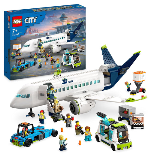 LEGO 60367 City pasažieru lidmašīna - liels modelis ar 9 minifigūrām un lidostas transportlīdzekļiem, tostarp perona autobusu.